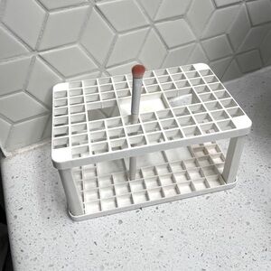 🌟 FREE W/Purchase 🌟 White Makeup Brush Holder with Brush